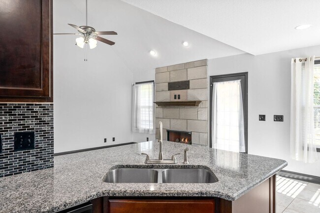 Building Photo - Pet Friendly Three Bedroom with Bonus in R...