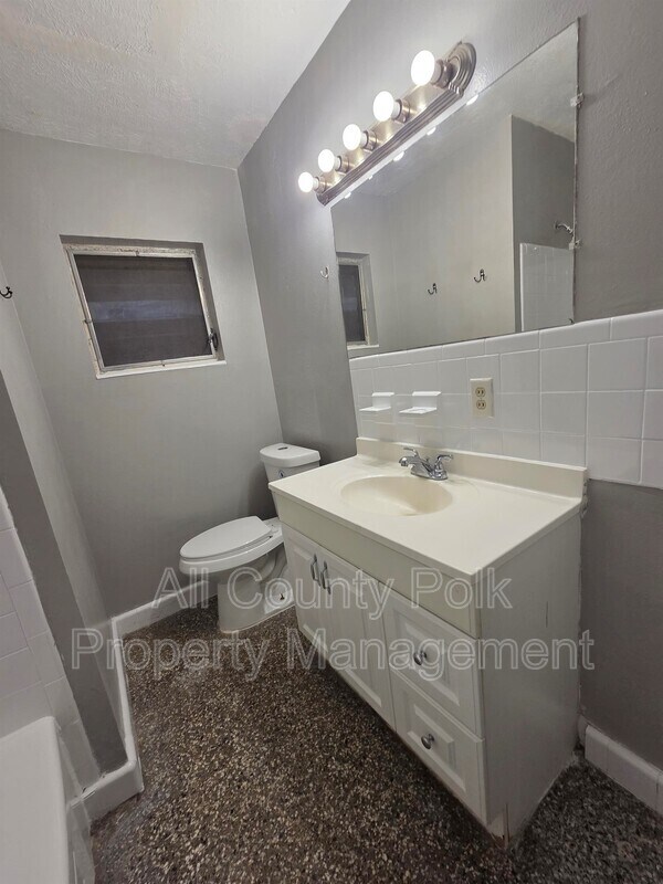 Building Photo - 2807 Hertha Ave