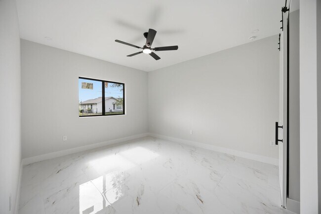 Building Photo - 1299 Barton Ave