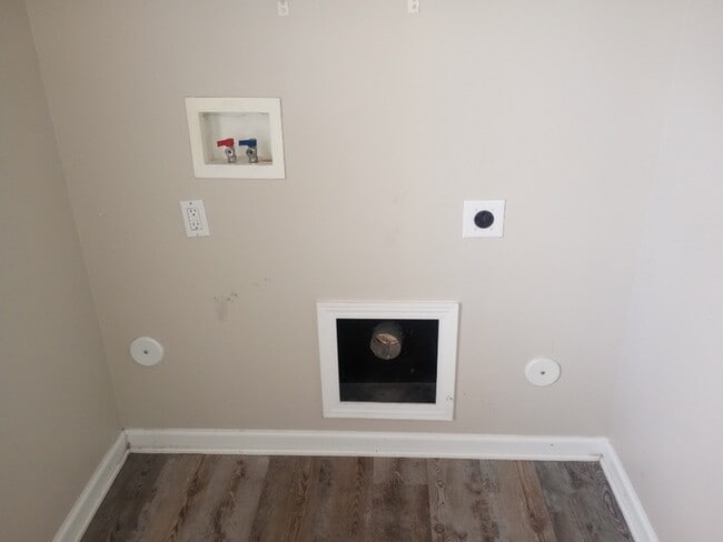 Building Photo - 3 Bedroom 2.5 Bathrooms