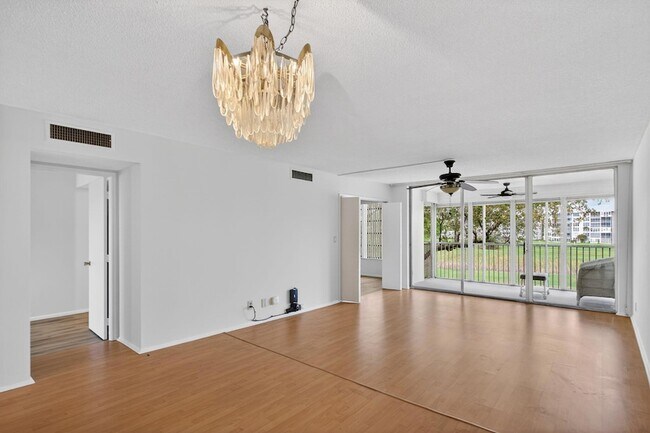 Building Photo - 2651 S Palm Aire Dr