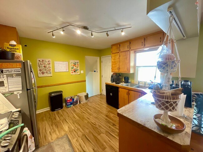 Building Photo - Expansive 5-bedroom, 2.5-bath home with incredible mountain views!