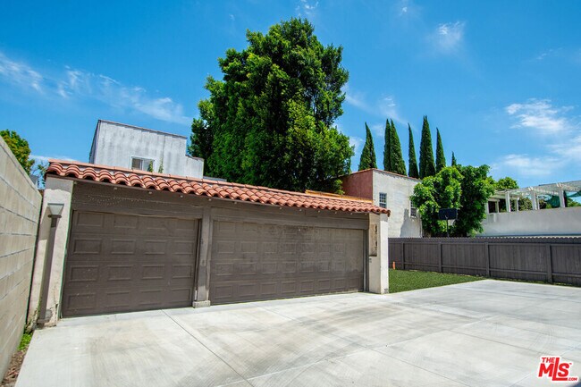 Building Photo - 228 S Orange Dr