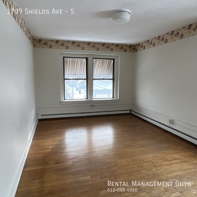 Building Photo - Huge 2 Bedroom! Completely Remodeled!