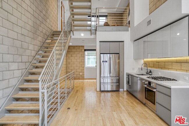 Building Photo - 3450 Cahuenga Blvd