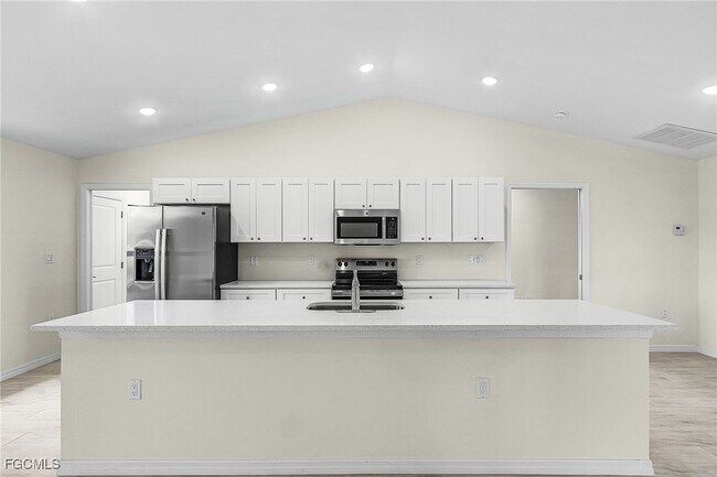 Building Photo - 3916 NE 9th Pl