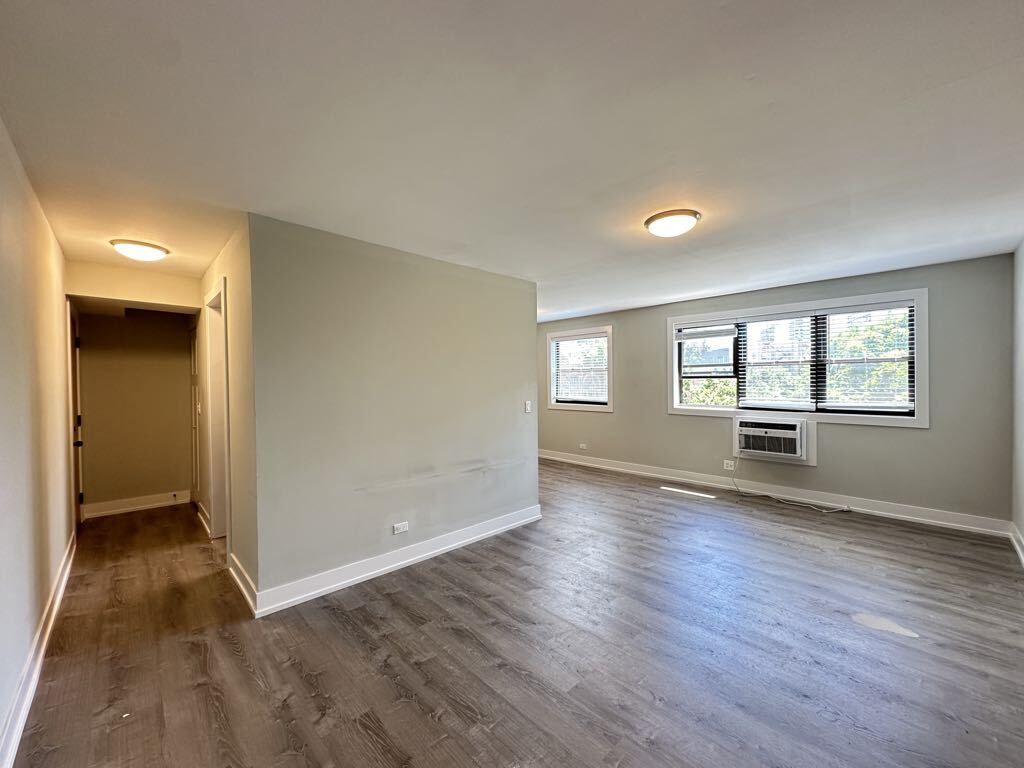 Building Photo - 447 W Surf St