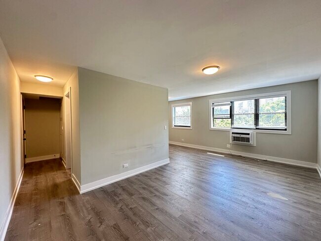 Building Photo - 533 W Surf St