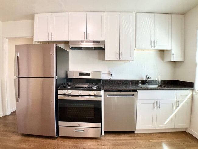 Building Photo - RENOVATED Top Floor. DISHWASHER! ON-SITE LAUNDRY! HARDWOOD!