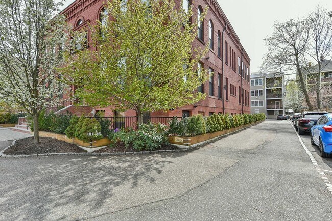 Building Photo - 11 Wyman St