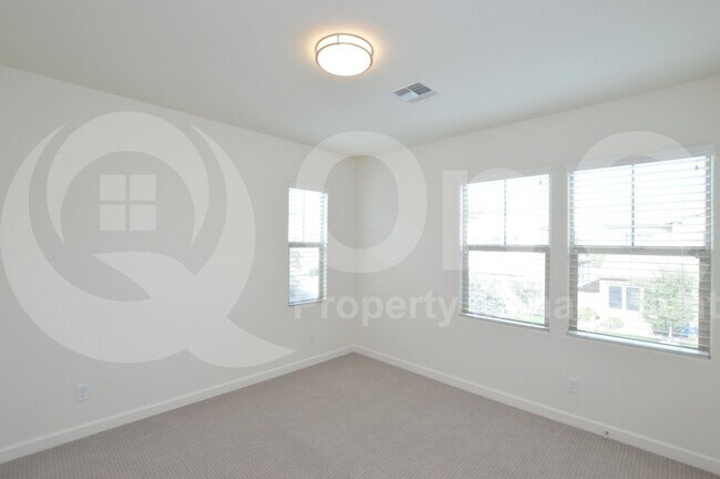 Building Photo - 953 W Yellowstone Way