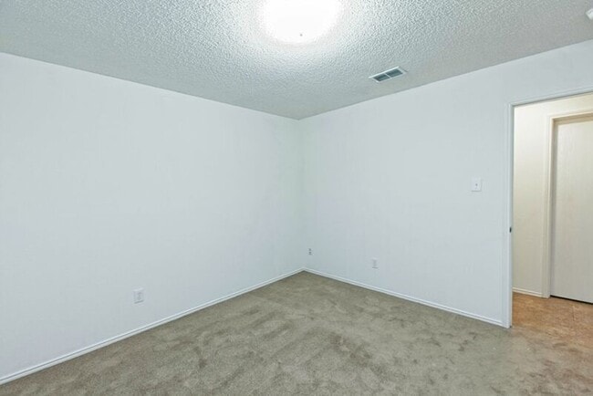Building Photo - 2508 Clear Brook Dr