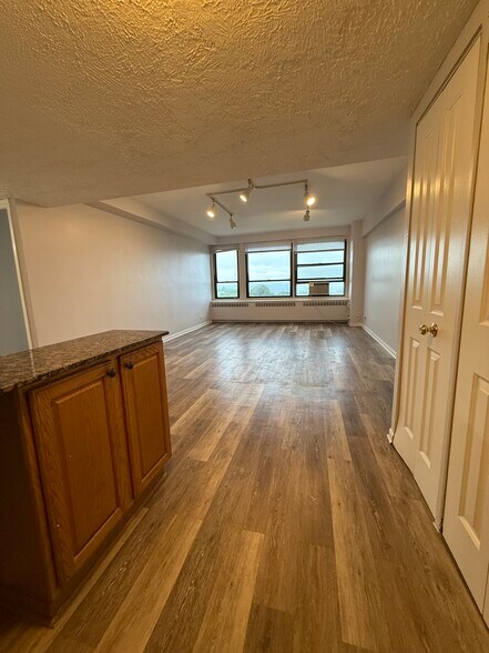 Building Photo - 4230 N Marine Dr