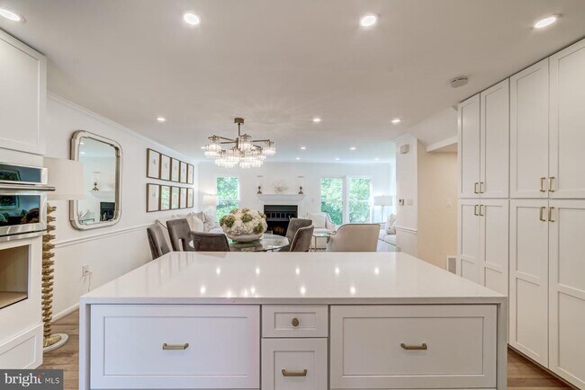 Building Photo - 8 Carriage House Cir