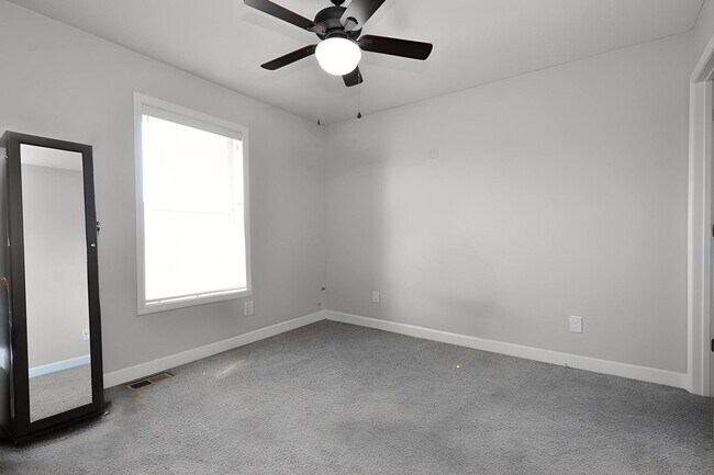 Building Photo - 5729 Meridian Way NE