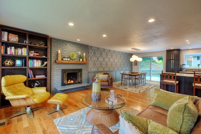 Building Photo - 4bd/2ba Edmonds Home