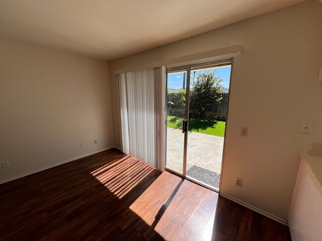 Building Photo - Mission Oaks Single Story!