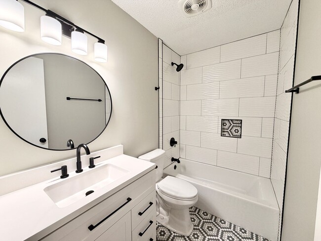 Building Photo - Newly Remodeled 3/2 Jenks Home