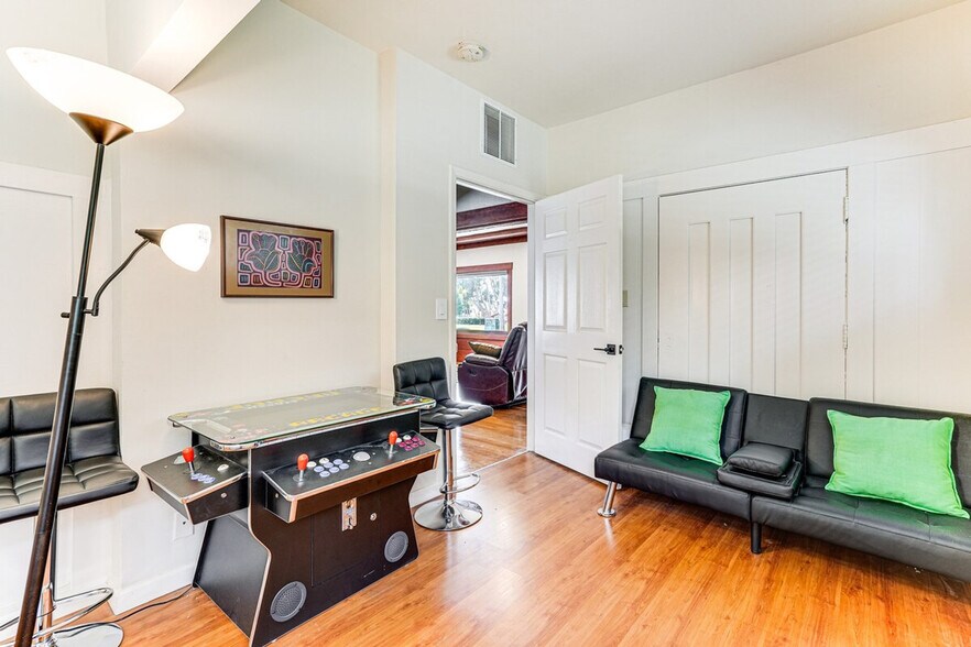 Building Photo - 1334 8th St