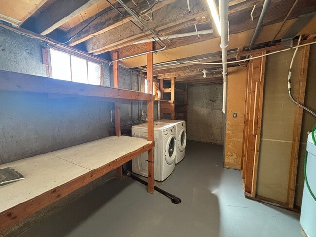 Building Photo - Spacious Four Bedroom Single Family Home