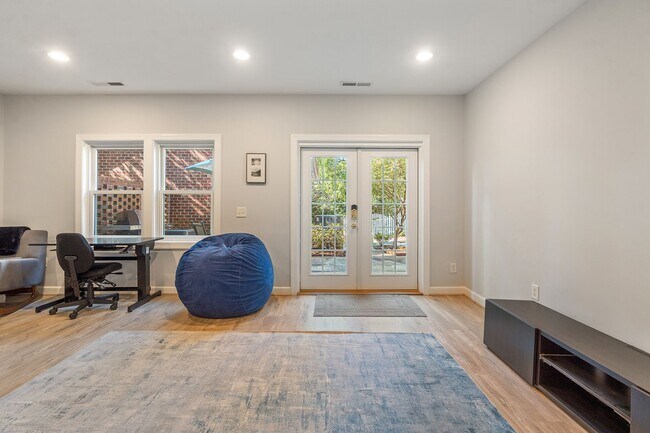 Building Photo - Beautiful Southern Village townhome - Furnished - Mid / Long Term lease options