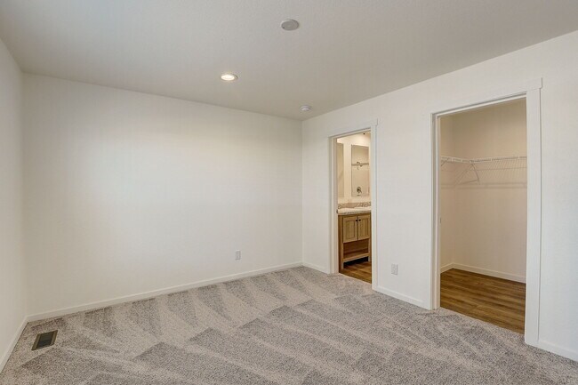 Building Photo - 6 Lapin St