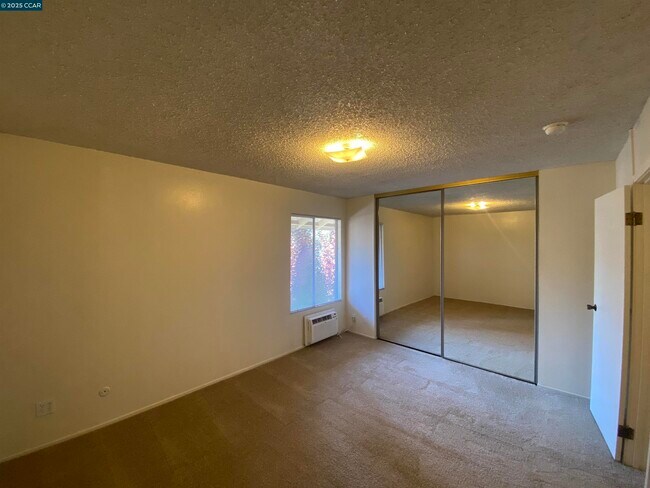 Building Photo - 2730 Oak Rd