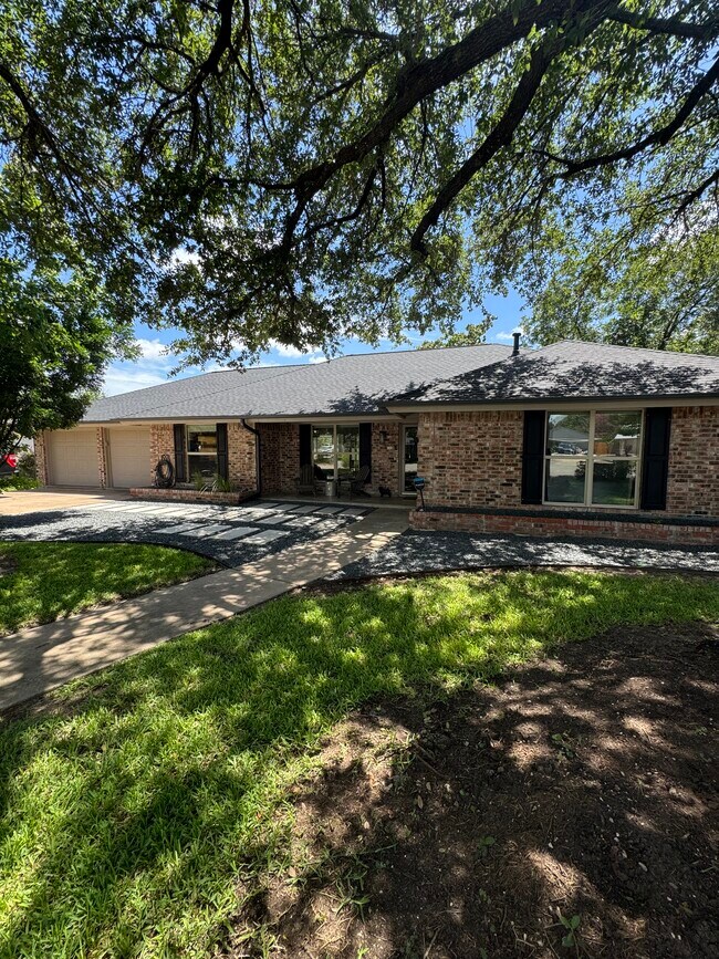 Primary Photo - 2303 Inverrary Cir