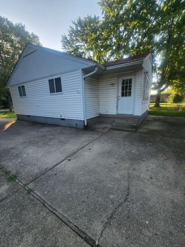 Building Photo - Updated 3 bedroom 1.5 home great for enter...