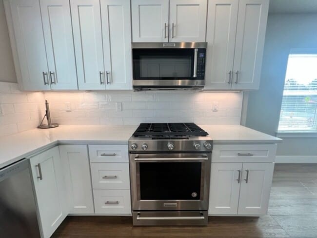 Building Photo - Stylish 3 Bedroom Duplex with Scenic Views and Modern Amenities: Your Perfect Redmond Retreat