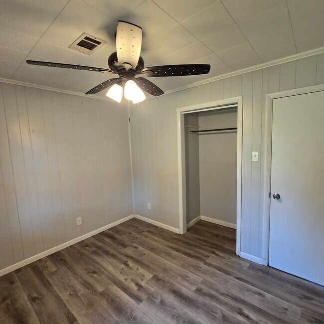 Building Photo - 3 Bed • 1 Bath • Stonework Home in Newark ...