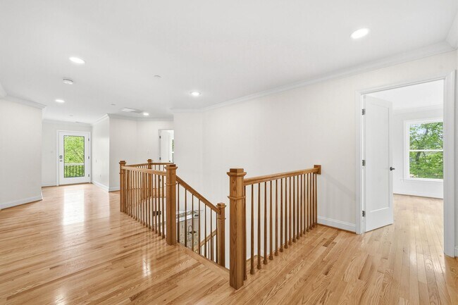 Building Photo - 5116 Shore Dr