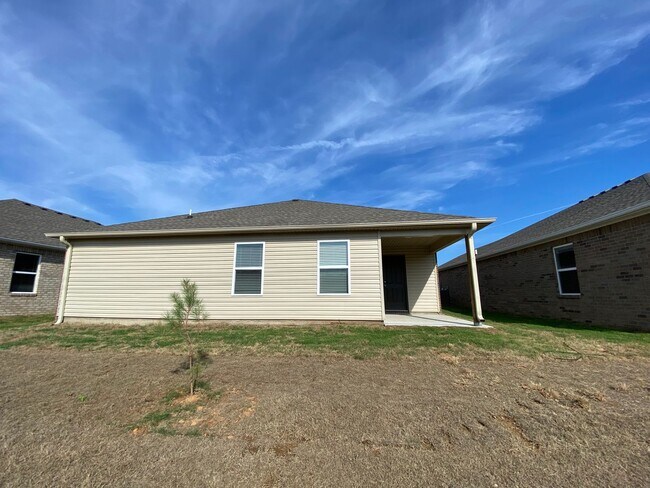 Building Photo - Comfortable 3-Bedroom, 2 Bath Living in Regency Park