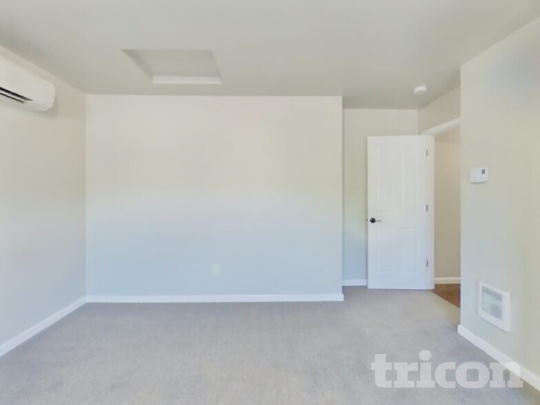 Building Photo - 1924 Kelowna Place Southest