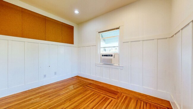 Building Photo - Charming 2 bedroom 1.5 bath plus office ho...