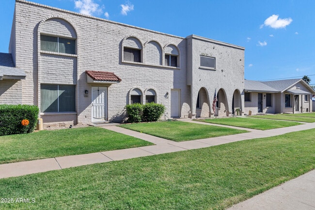 Building Photo - 225 N Standage