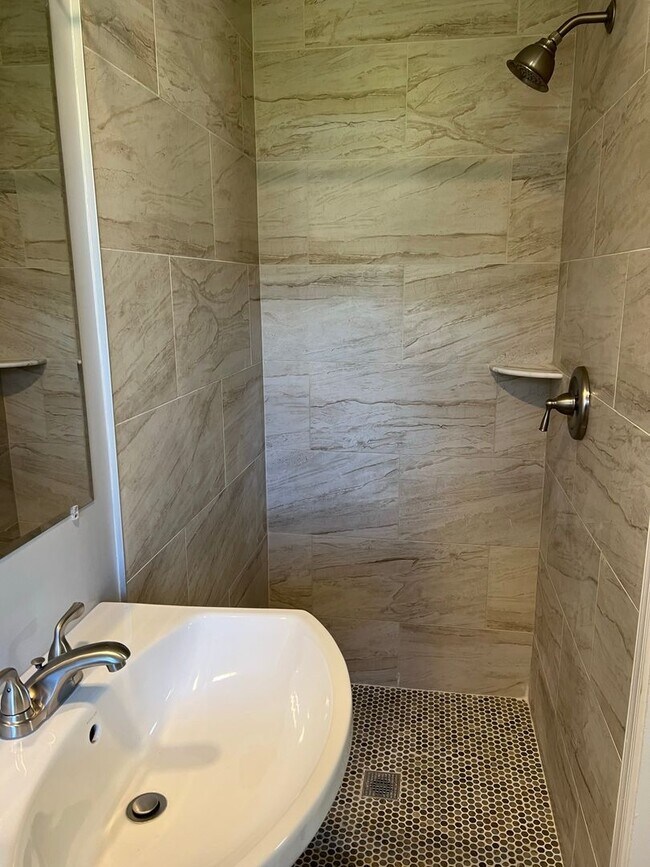Building Photo - Renovated Rambler Close to METRO, Parks, &...