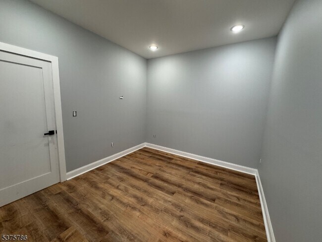 Building Photo - 372 Main St