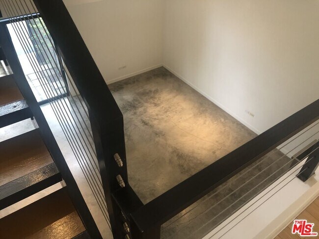 Building Photo - 800 Hampton Dr