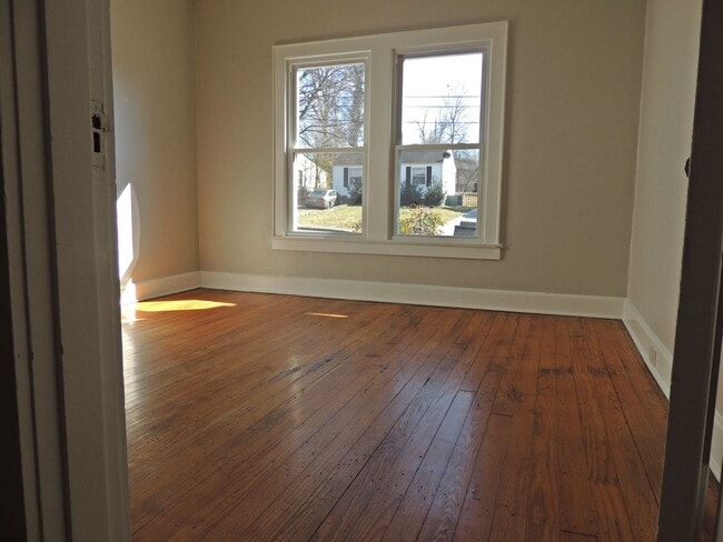 Building Photo - Two bedroom, one bath home is South Knoxville