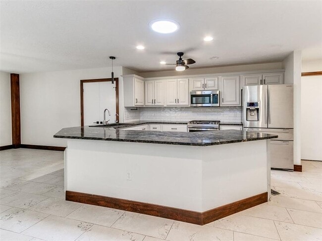 Building Photo - Family Home + Pool!