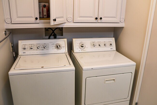 Building Photo - 3 Bedroom Rockrimmon Condo, NO DEPOSIT AND...