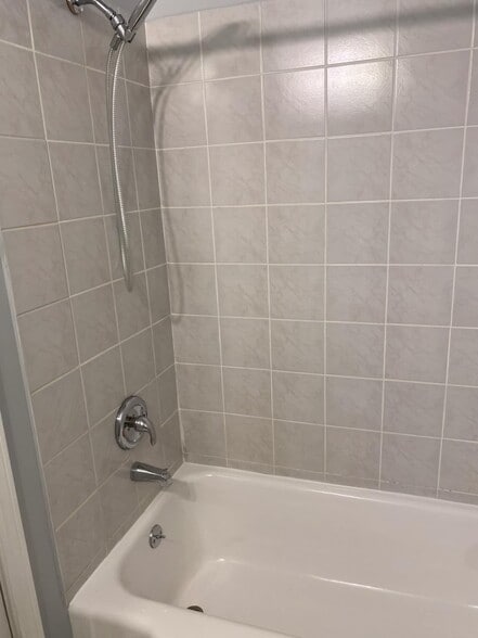 Bathroom pic.2 - 7230 N Claremont Ave