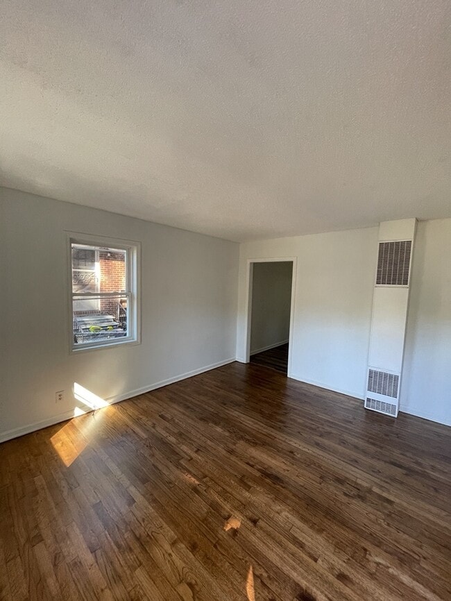 Building Photo - 3 Bedroom 1 Bathroom