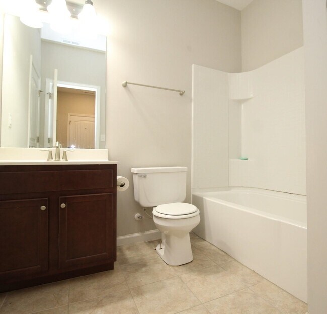 Building Photo - 660 Sunset Dr