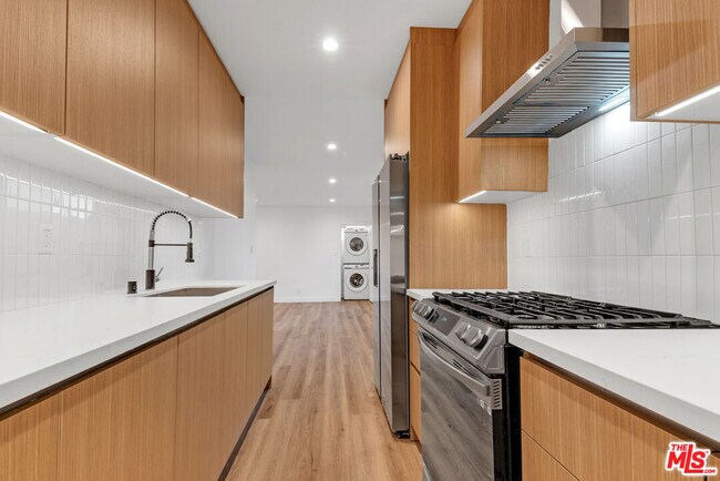 Building Photo - 950 Havenhurst Dr