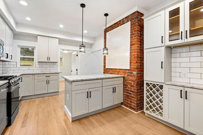 Building Photo - Beautifully Renovated 3 Bed/2.5 Bath Home in Mt Washington - Convenient Location