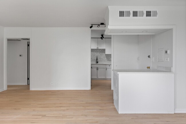 Building Photo - 21 W Goethe St