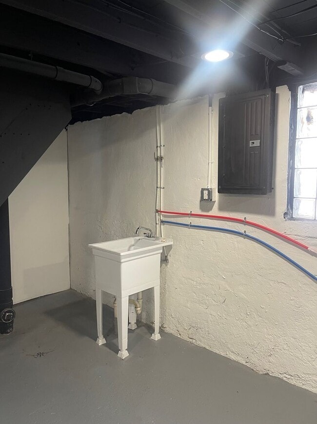 Building Photo - 3 bedroom, 2.5 bath - Modern Home in Wyandotte!