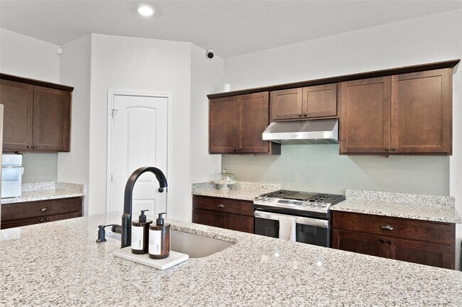 Building Photo - 144 Calgary Ln